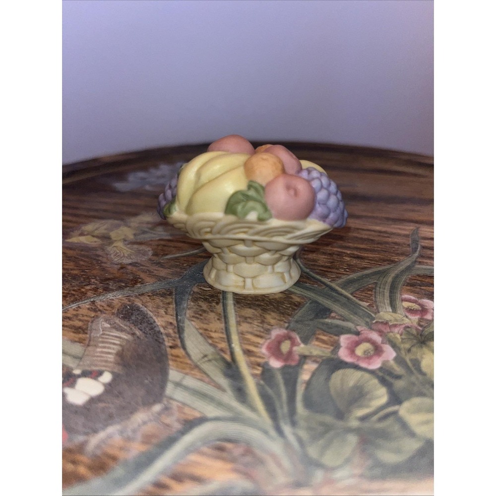 1983 Enesco Treasured Memories‎ A Family Gathering Thanksgiving Fruit Basket